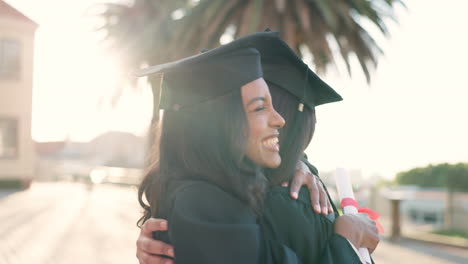 mujer feliz, estudiante y amigos se abrazan en la graduación
