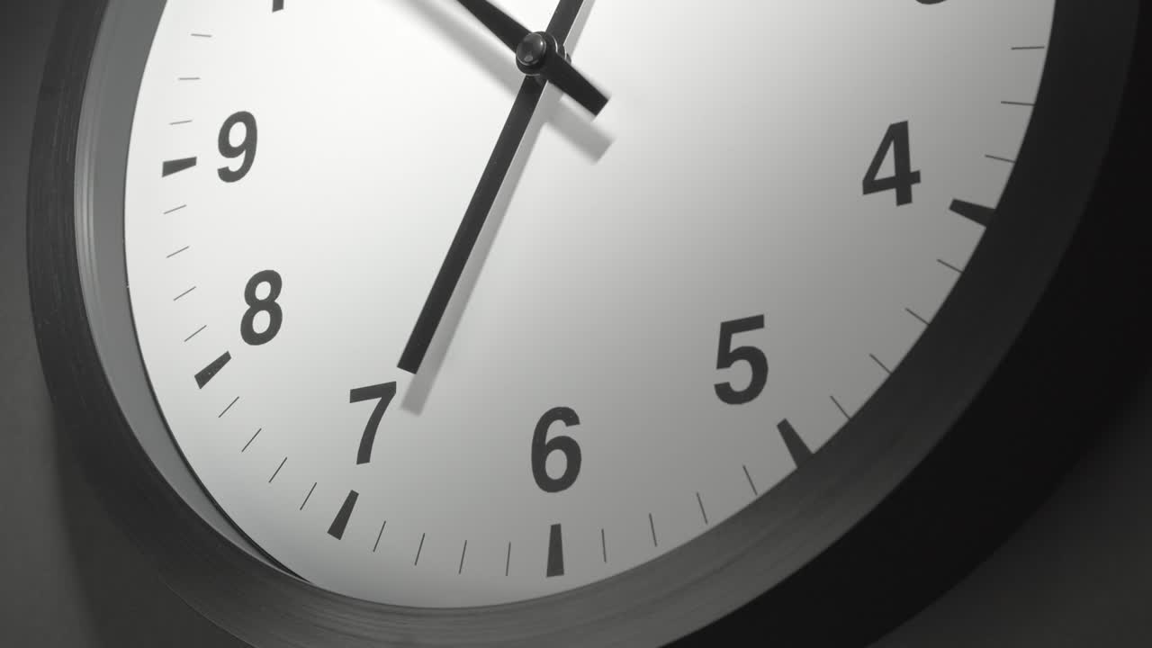 cara del reloj en el lapso de tiempo en la pared gris oscuro