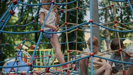 Gruppe-Von-Kindern,-Die-Auf-Dem-Spielplatz-Ihr-Mobiltelefon-Benutzen.