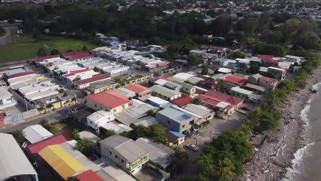 Flyover-crowded-homes-on-Caribbean-waterfront-in-La-Ceiba,-Honduras