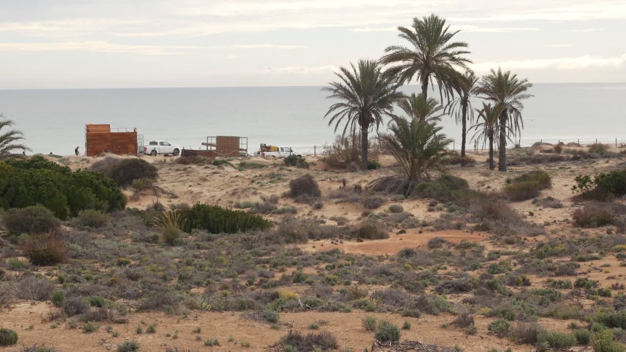 Trabajadores montando un chiringuito de playa antes del verano. Cámara lenta a 0,5x