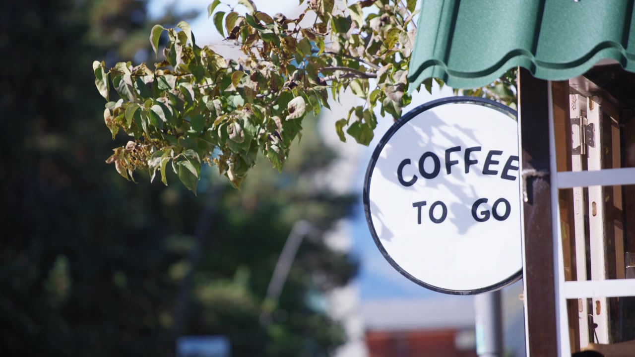 Närbild på en 'kaffe att ta med'-skylt