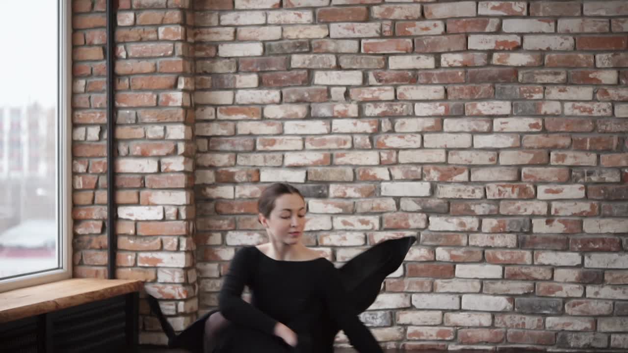 балетная танцовщица в студии современного танца