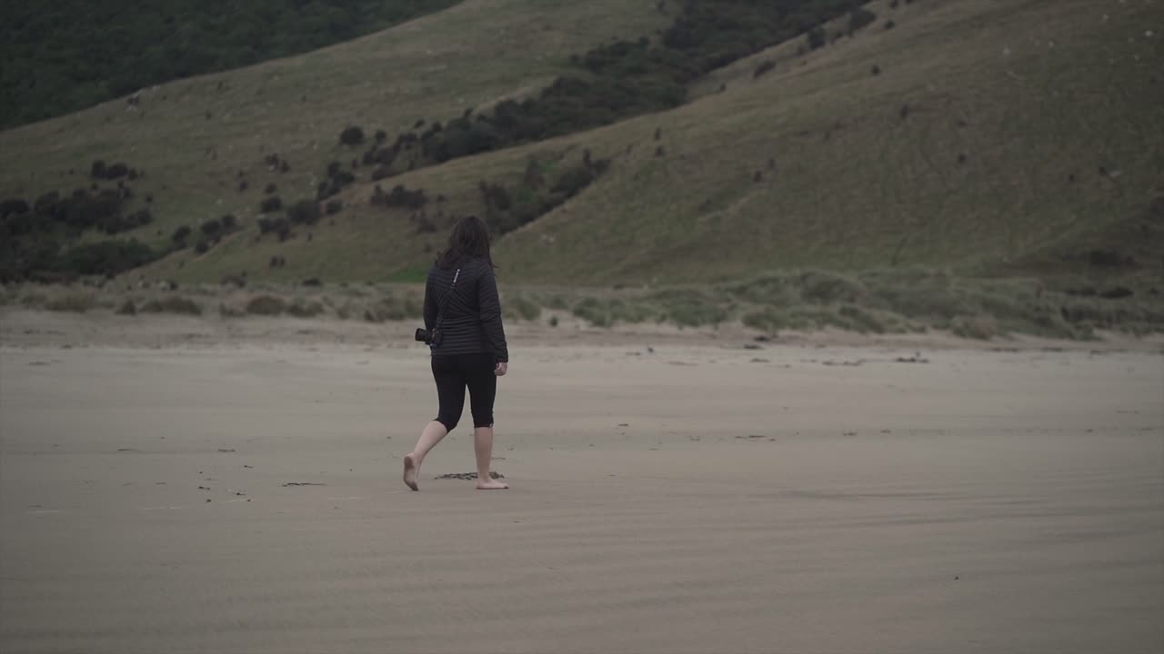 해변에서 고 있는 여자