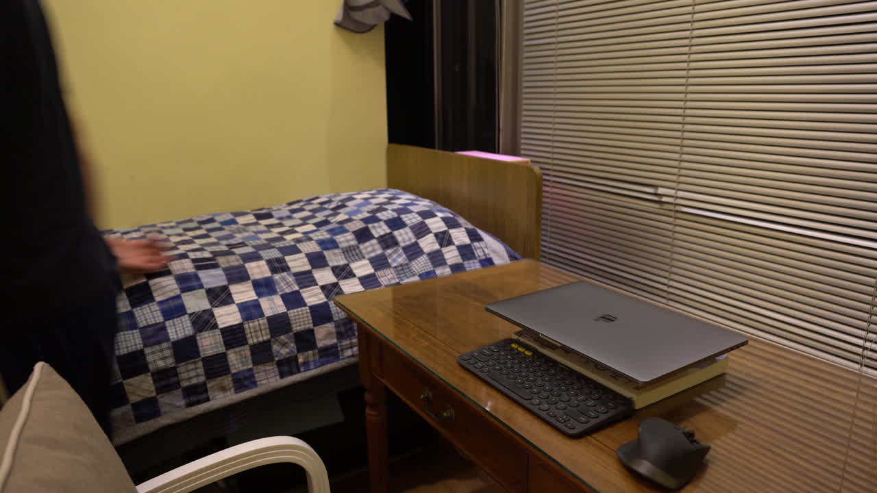 프로그래머는 화면에 visual studio 코드 앱이 있는 노트북을 닫고 조명을 끕니다.