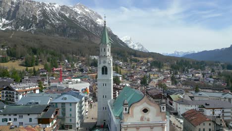 pueblo alpino con iglesia y montañas