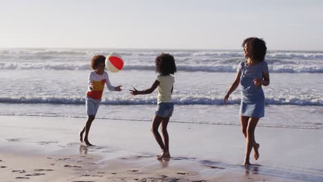 animación de rastro de luz sobre familia afroamericana en la playa