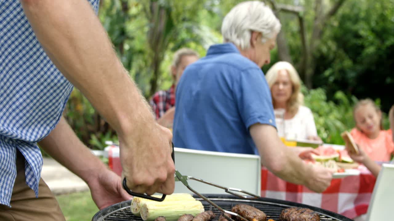 Famiglia felice che fa un barbecue insieme