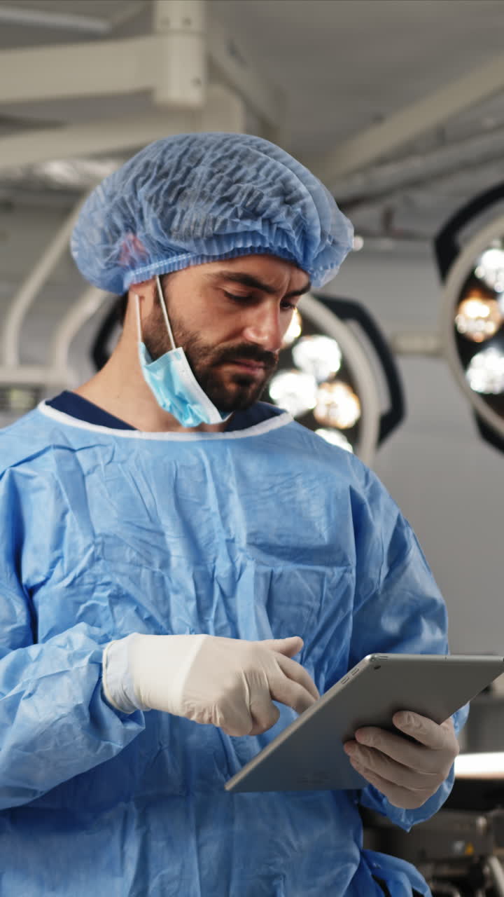 Cirujano usando una tablet en el quirófano