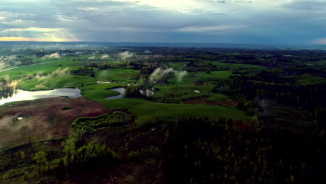 vista aérea del paisaje rural verde en una puesta de sol nublada