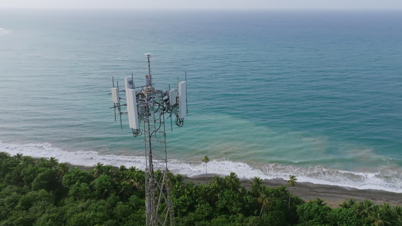 푸에르토리코 남부의 배경으로 바다와 함께 라디오 드폰 타워의 꼭대기를 가로지르는 항공 영상
