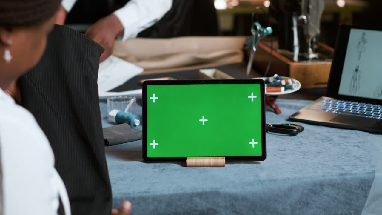 작업실 에서 일 하는 여자