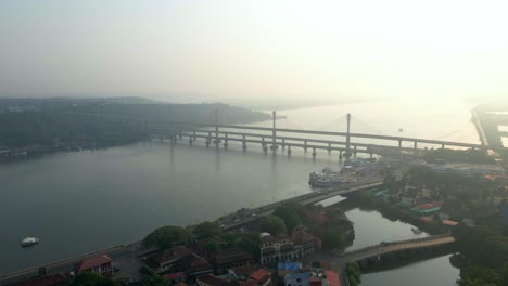 Panjim-Goa-Cinemático-Tiro-India-Panji-Puente-Mandovi-Río-Tráfico-Carretera-Moviendo-Carros