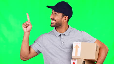 hombre asiático, cajas y señalando en la pantalla verde