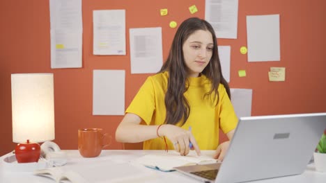 Educación-A-Distancia-En-Línea-Estudiante-Niña.