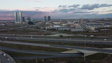 Vista-Aérea-Del-Tráfico-En-La-Autopista-7-Y-400-Con-Barrio-Residencial-Y-Comercial-En-Vaughan,-Canadá