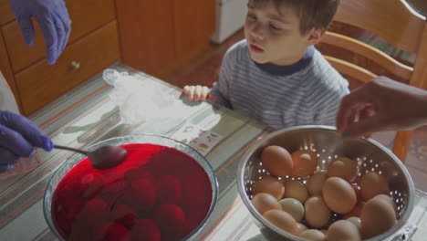 Imágenes-De-Familia-Pintando-Huevos-De-Pascua-En-Un-Pueblo-Griego-En-El-Interior