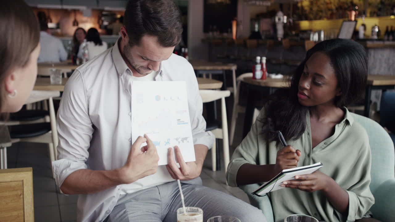reunión de negocios en un café utilizando el concepto de datos de la red social de tableta digital