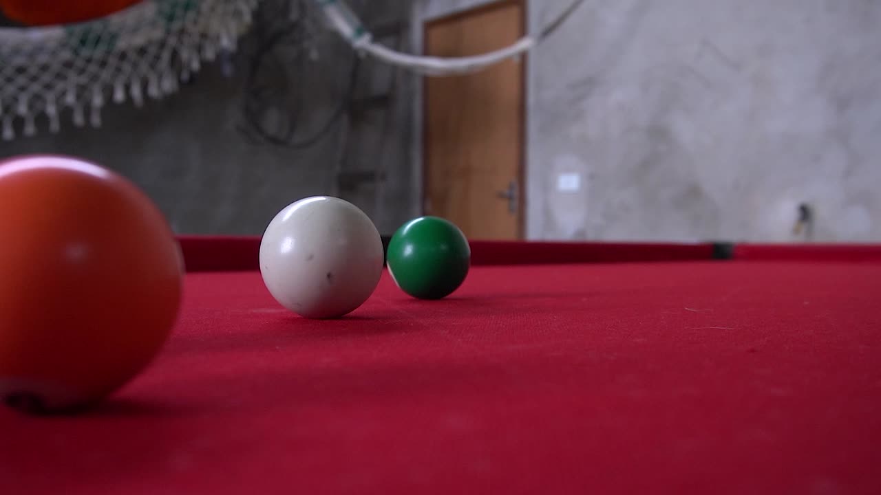 casa sencilla con mesa de billar