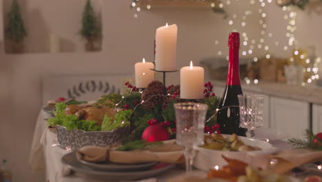 deliciosa comida tradicional y velas encendidas en la mesa de la cena de navidad 5