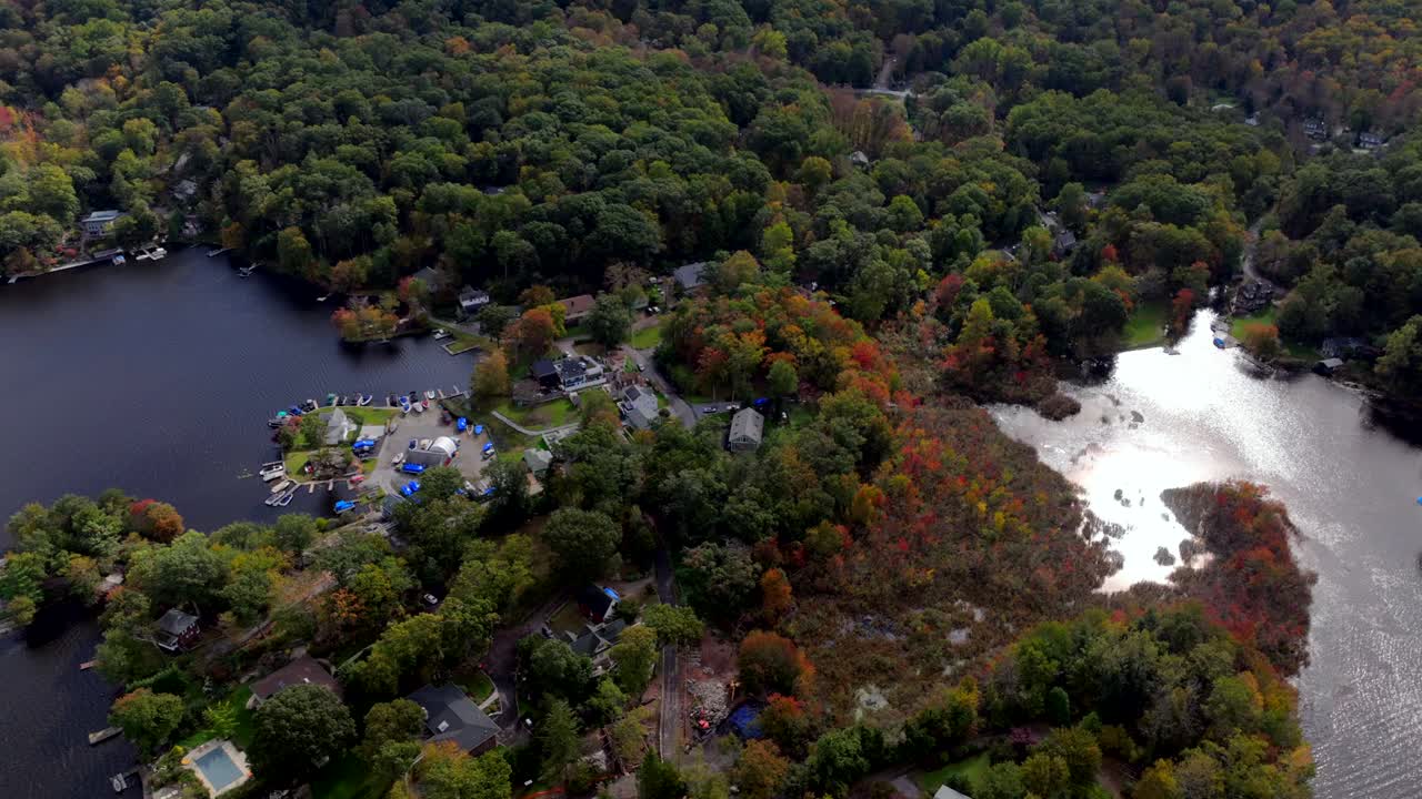 ⁇ 은 날 가을 시즌 에 뉴욕 의 오스카와나 호수 에 대한 높은 높이 의 전망