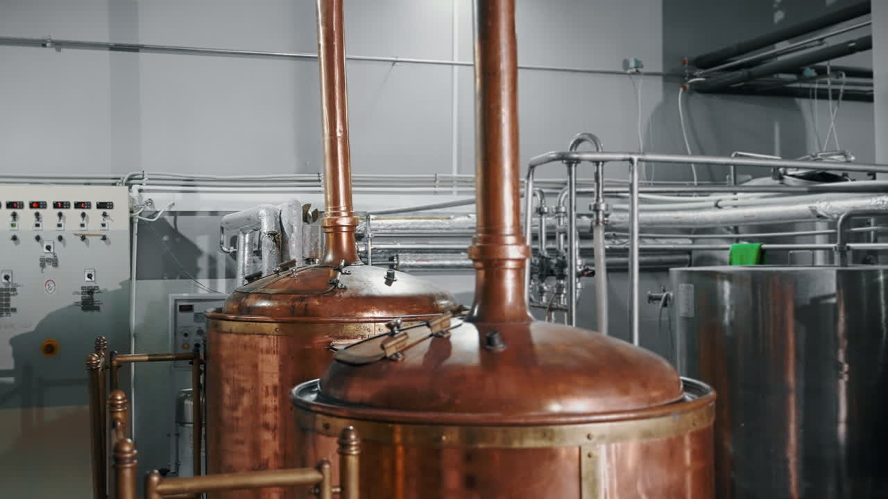 tanques de cerveza de cobre en una cervecería