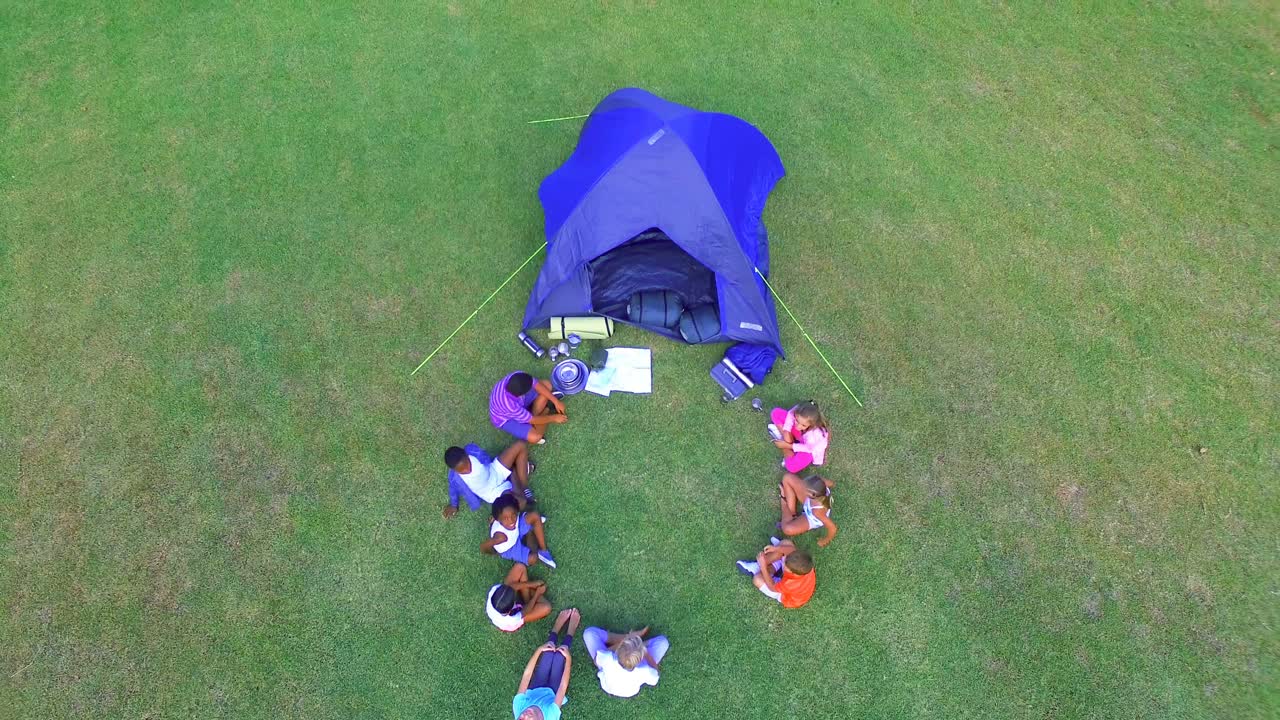 아이들이 함께 재미를 느끼고 있습니다.