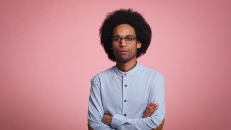 Retrato-De-Un-Joven-Africano-Serio-En-Una-Foto-De-Estudio