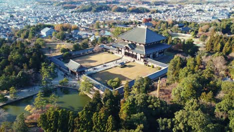 Vista-Aérea-De-Drones-Orbita-Alrededor-Del-Gran-Templo-Japonés-Templo-Todaji-En-Nara-Japón