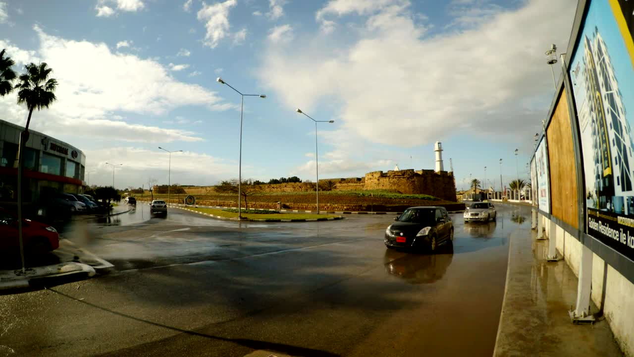 키프로스 요새와 금지된 그리스 도시 바로샤로 가는 길, 비가 내리는 겨울