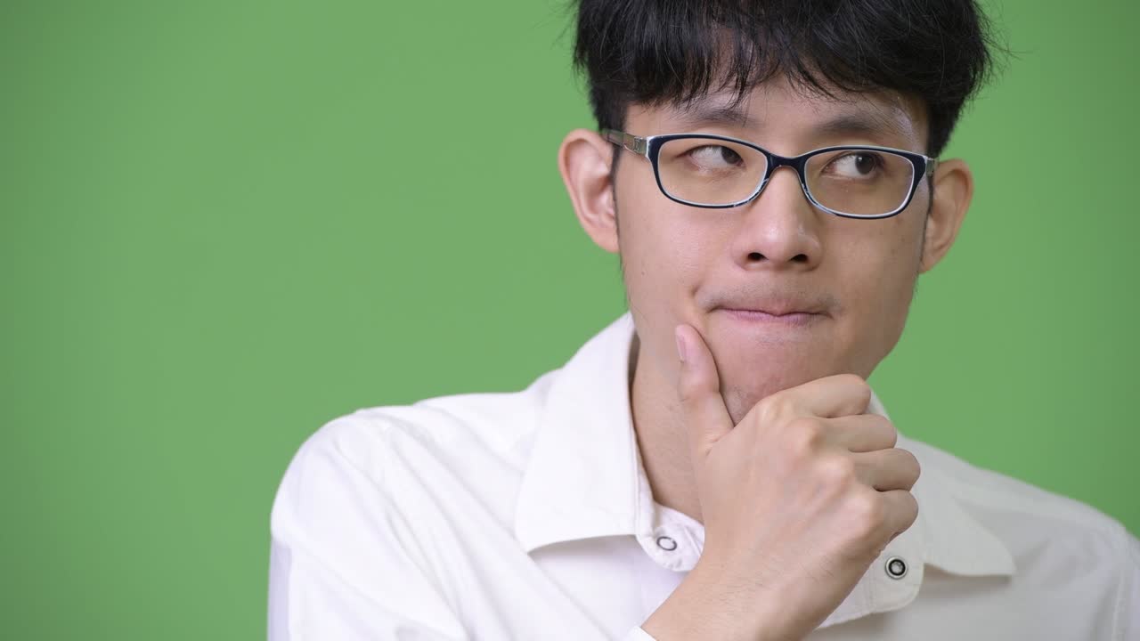 젊은 아시아 사업가 생각