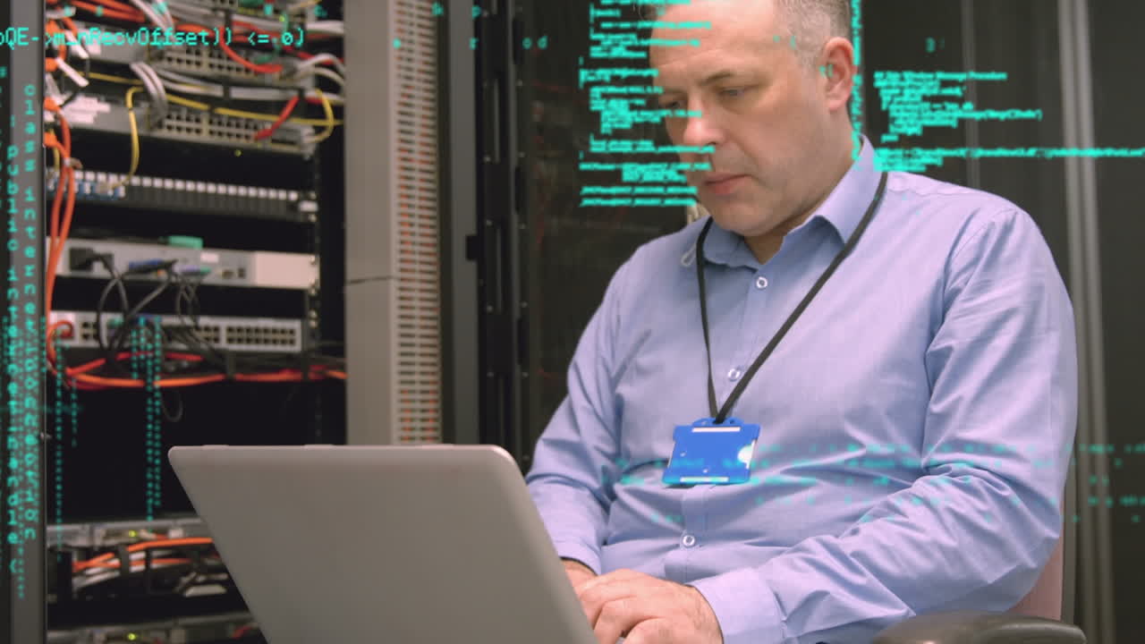 animación del procesamiento de datos sobre un hombre caucásico usando una computadora portátil en la sala de servidores