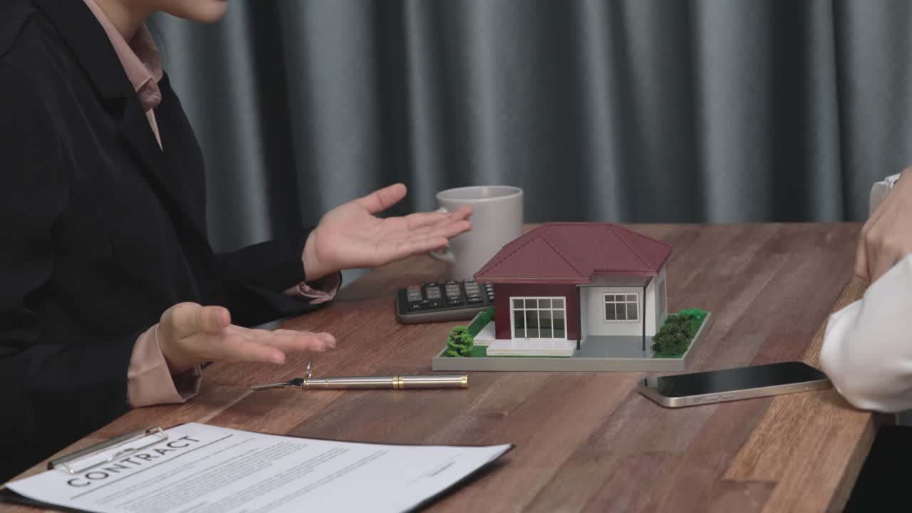 en primer plano, el entusiasta cliente revisa el contrato de papeleo para el préstamo de casa.