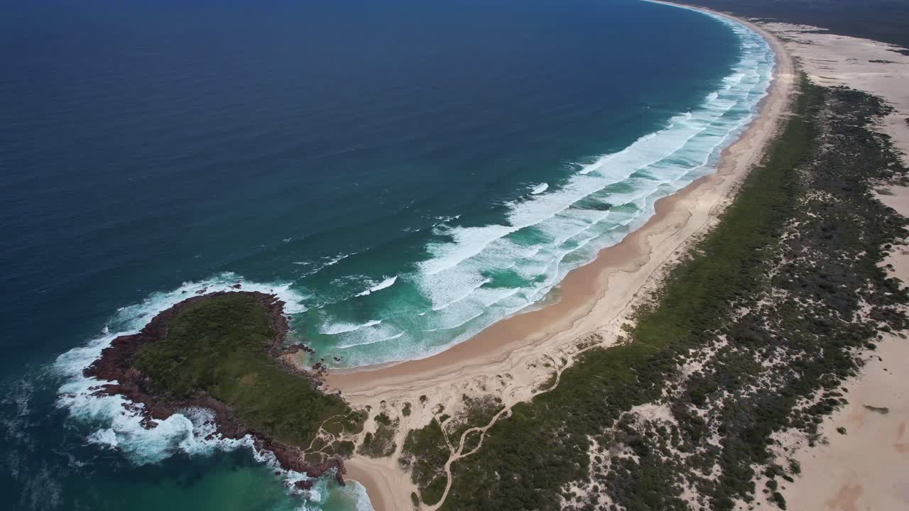 Promontorio e spiaggia a Dark Point Aboriginal Place nel Parco Nazionale Myall Lakes, NSW, Australia - ripresa aerea con drone