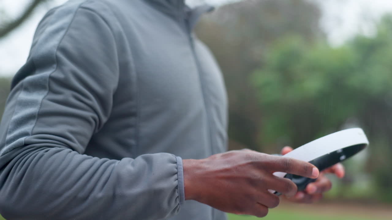 Uomo che ascolta musica mentre si allena in un parco.