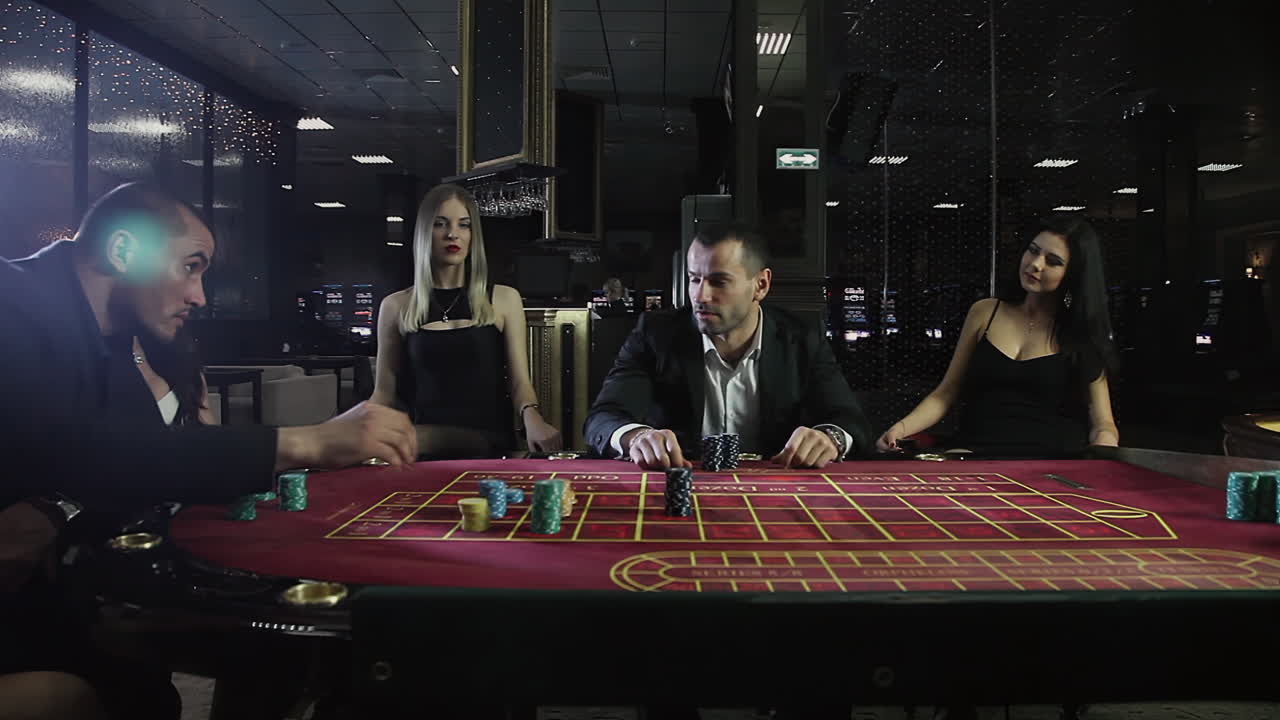 jugadores de casino en la mesa de ruleta