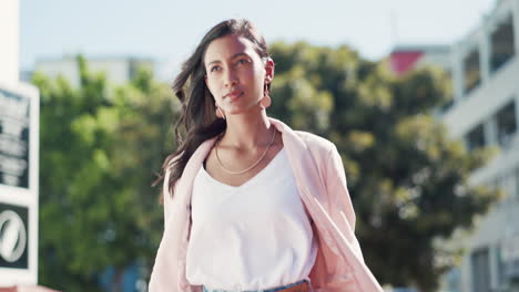 caminando, mujer de negocios pensando