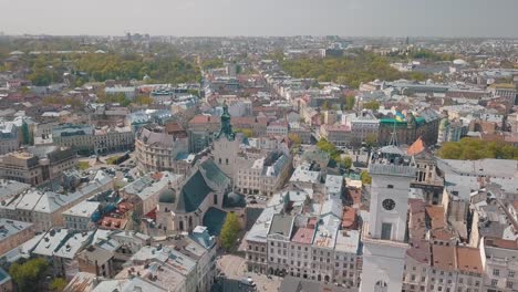 ciudad aérea de lviv, ucrania. ciudad europea. áreas populares de la ciudad. ayuntamiento