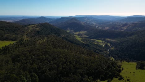 Aerial-facing-North-over-Kamarun-Lookout-near-Lamington-National-Park,-Gold-Coast-Hinterland,-Scenic-Rim