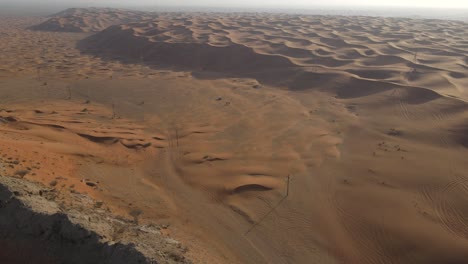 eau: vista aérea turista montando a caballo caminando en el desierto de mleiha, desierto de sharjah, emiratos árabes unidos