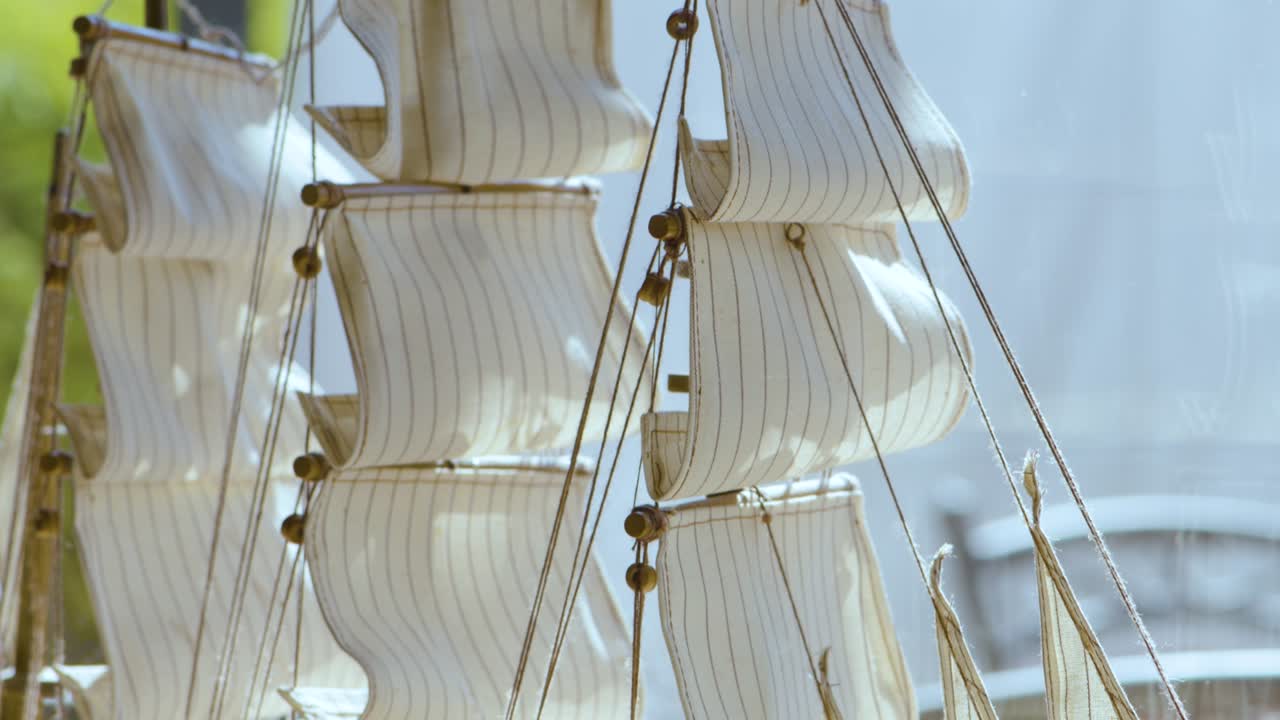 모형 선박 위의 추적 샷