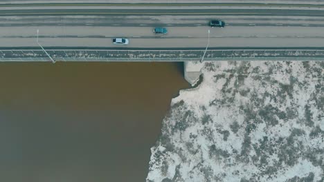 Braunes,-Schmutziges-Flusswasser,-Bedeckt-Mit-Schmelzender-Eisoberfläche