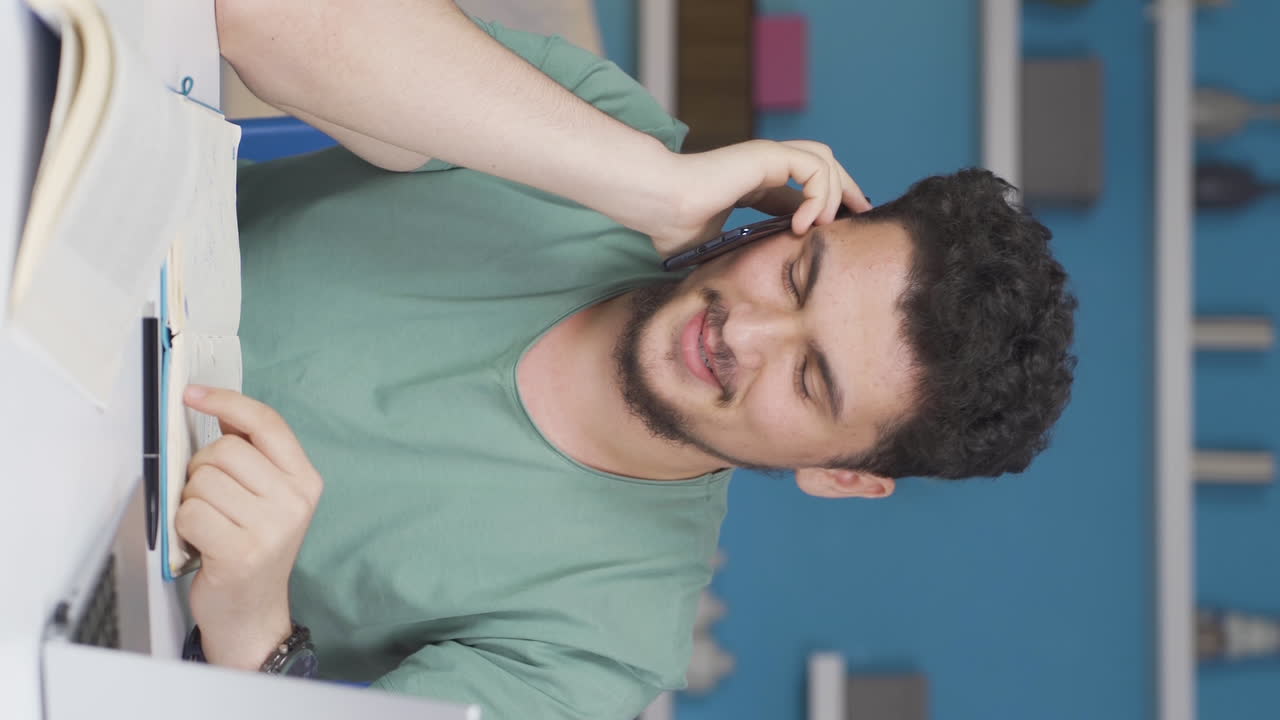 video vertical de un estudiante chateando con su novia por teléfono.