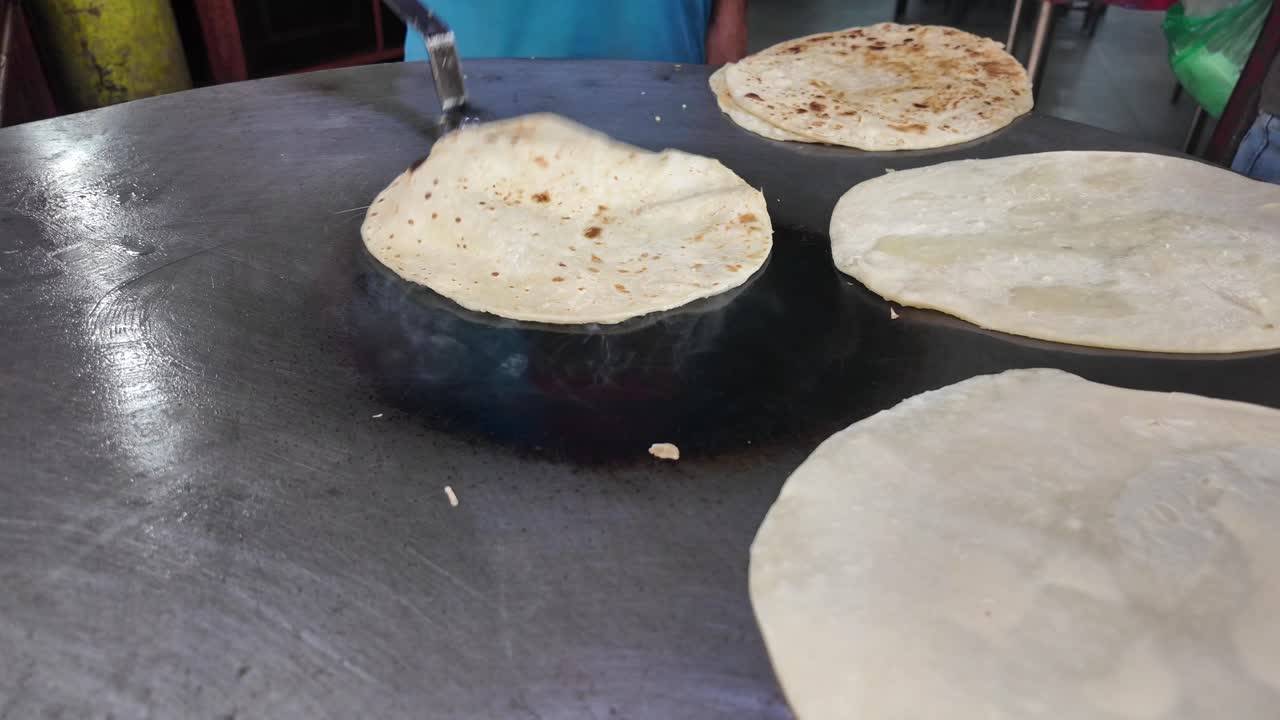 cocinar el roti en una placa caliente