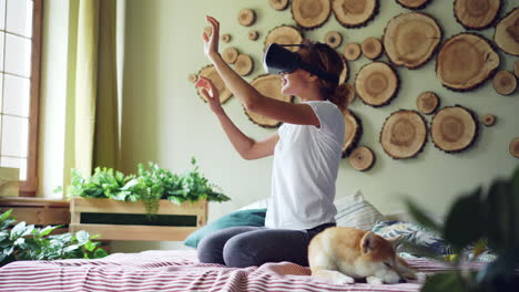 mujer experimentando la realidad virtual en casa