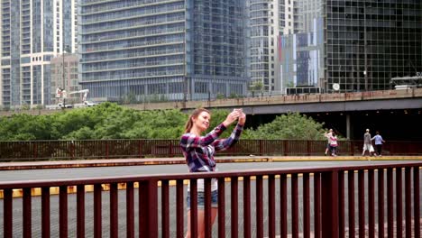 Frau-Macht-Selfie.-Brünette-Frau,-Die-Ein-Selfie-Foto-Im-Stadtbild-Macht