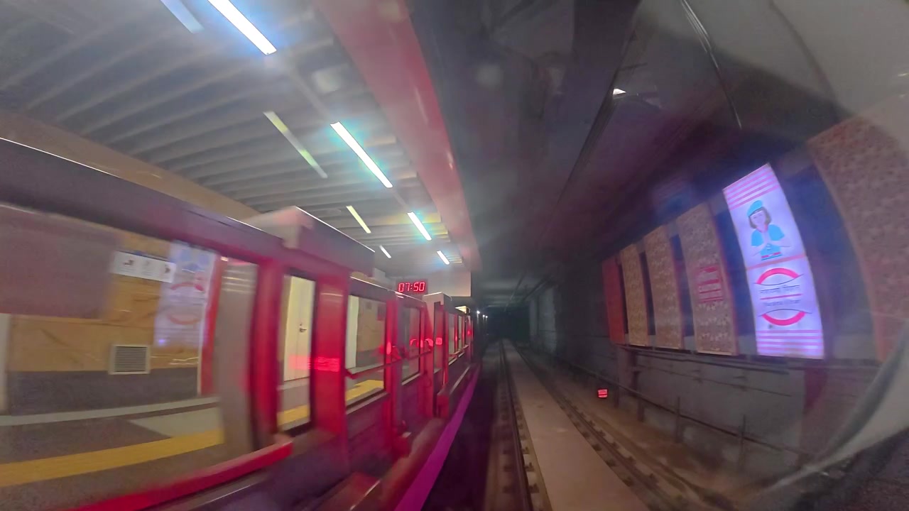 Titolo: La vista dall'ultima carrozza di un treno della metropolitana senza conducente e un video creato invertendo il filmato