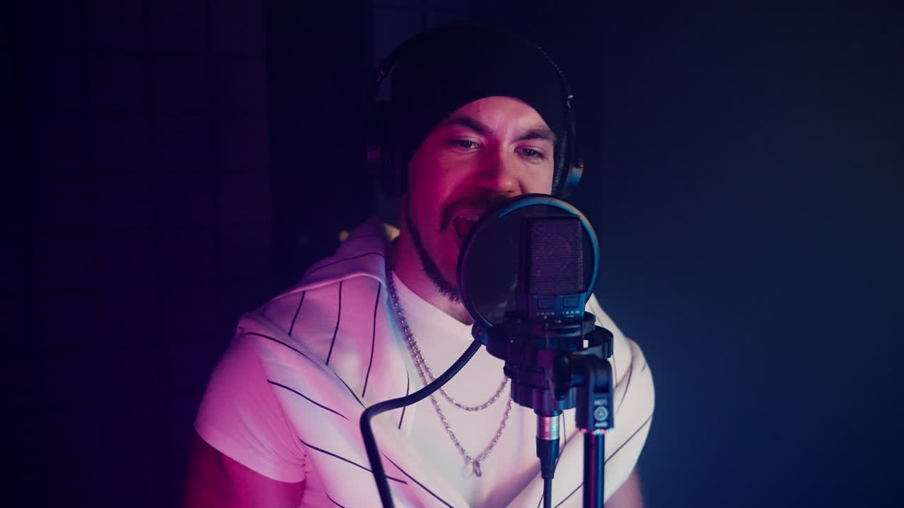 hombre grabando música en un estudio