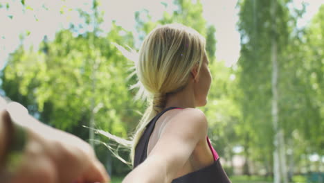 Mujer-Sonriente-Coqueteando-Con-El-Hombre-En-El-Parque.