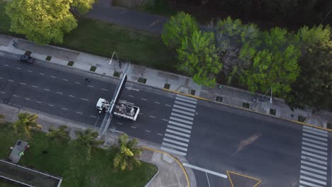 Luftaufnahme-Eines-Schrottlastwagens,-Der-In-Der-Nähe-Eines-Parks-In-Buenos-Aires,-Argentinien-Fährt